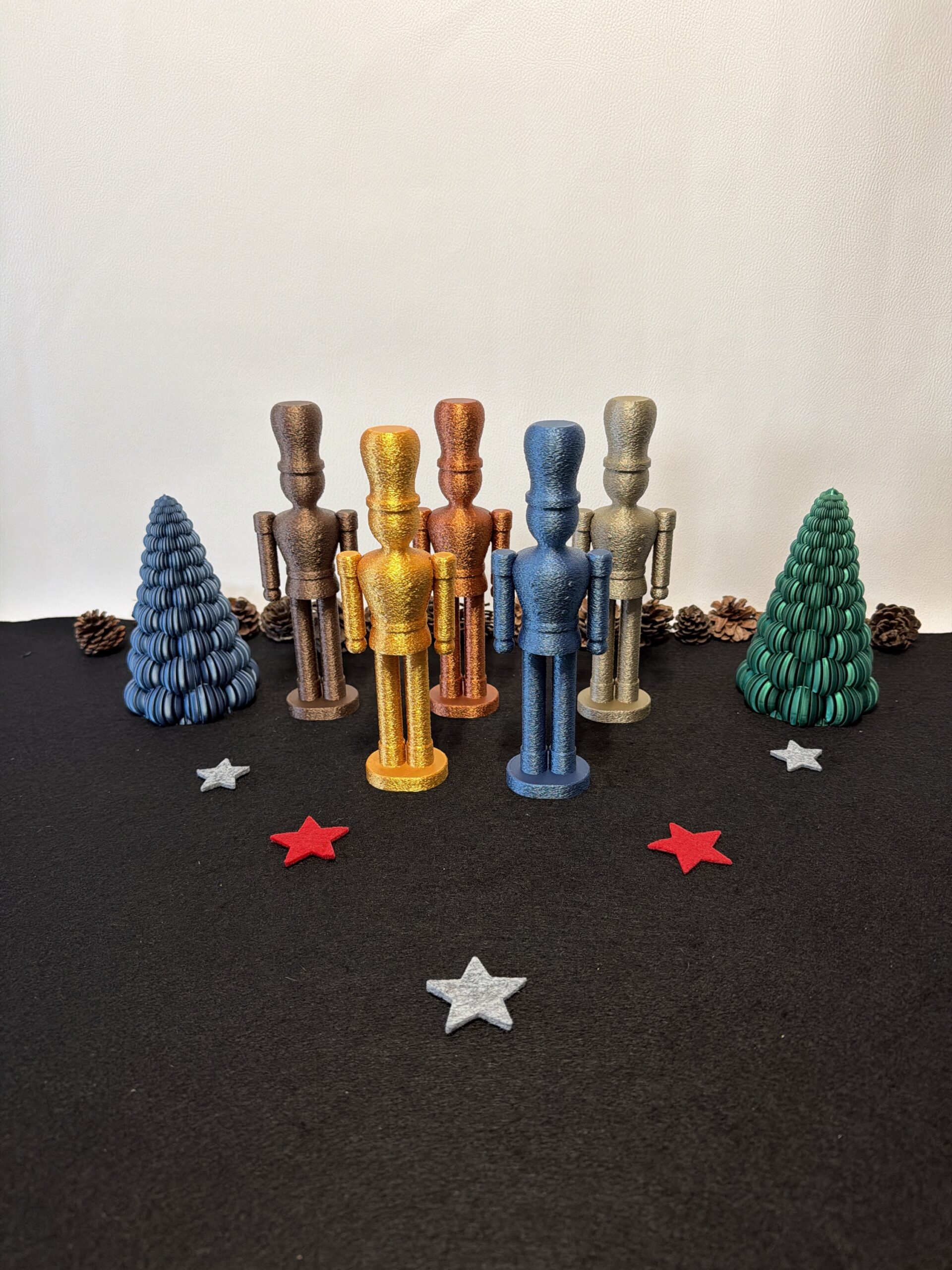 moderner Nussknacker fuzzy-Style in 5 edlen Farben