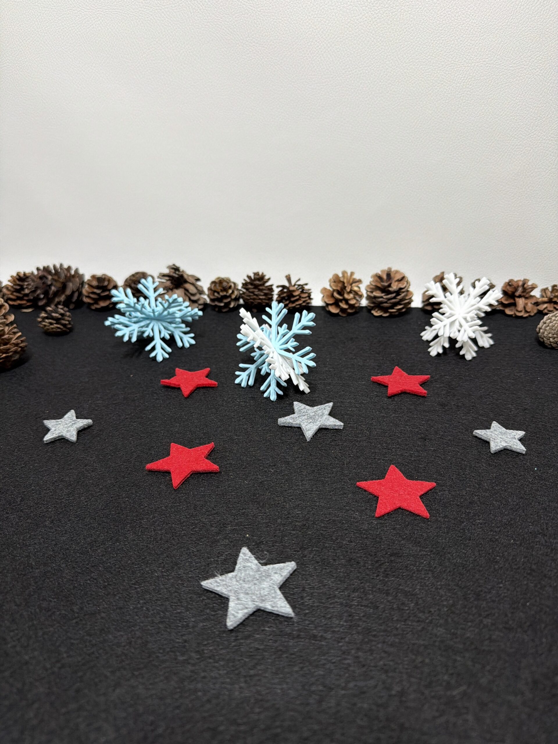 winterliche Schneeflocken in vers. Farben