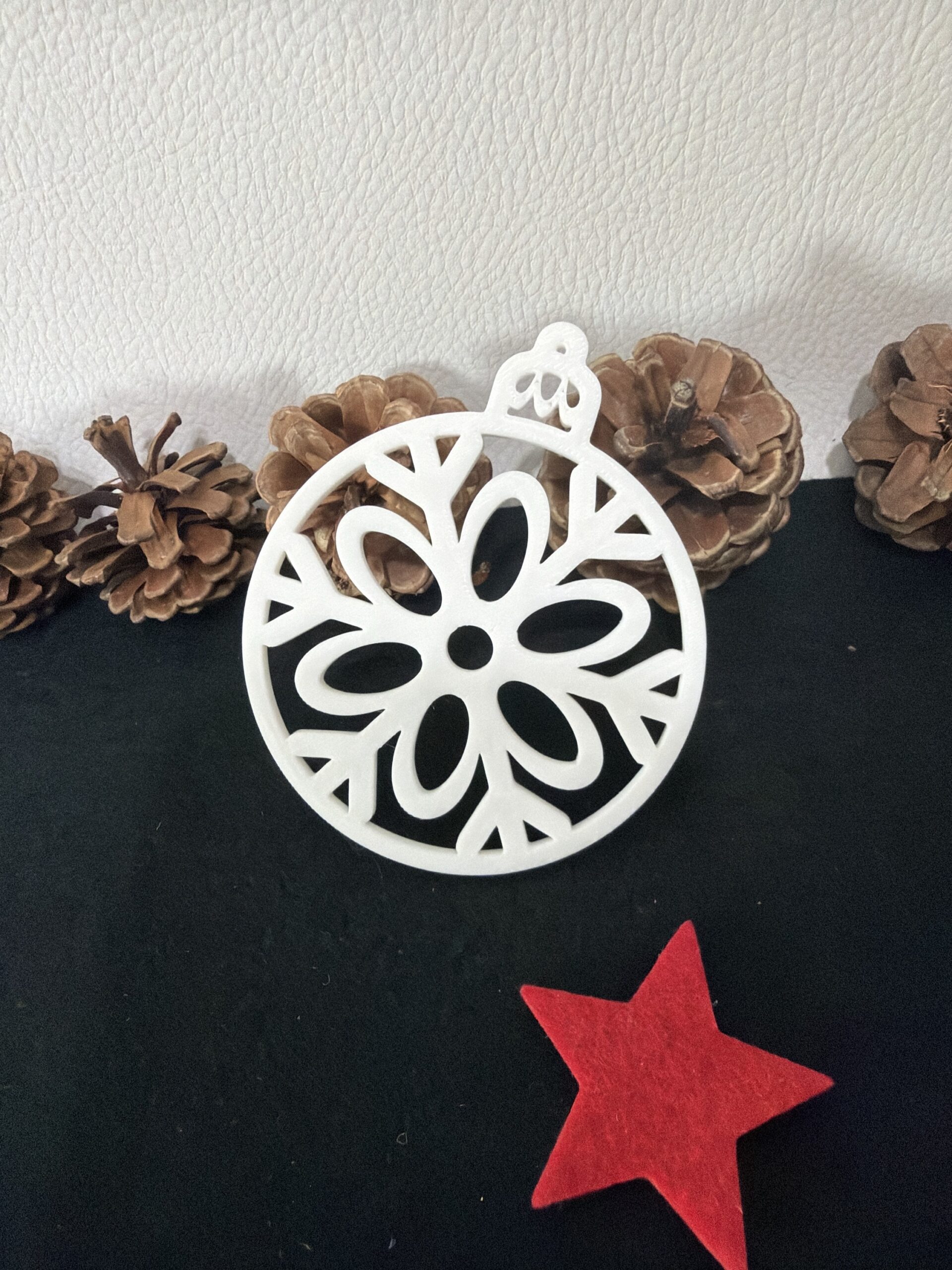 Weihnachtsanhänger „Blumenschneeflocke im Kreis“ – Bild 2