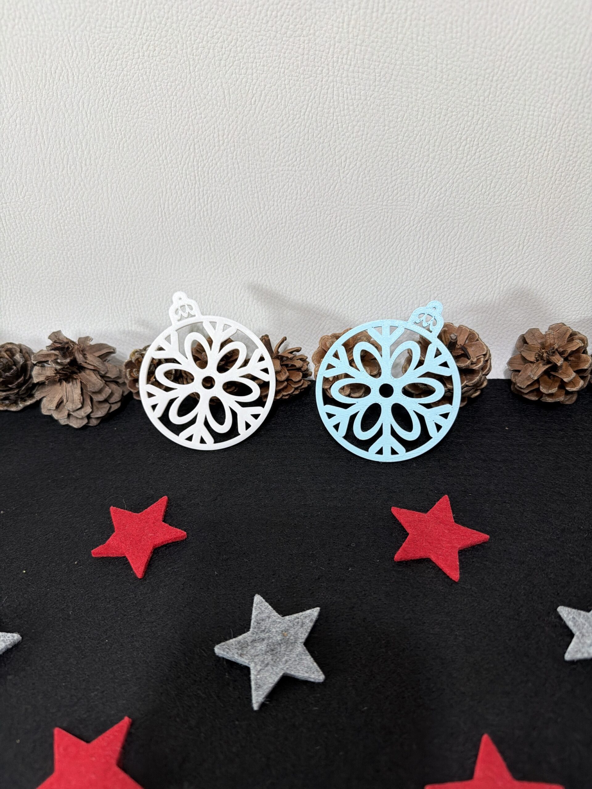 Weihnachtsanhänger „Blumenschneeflocke im Kreis“