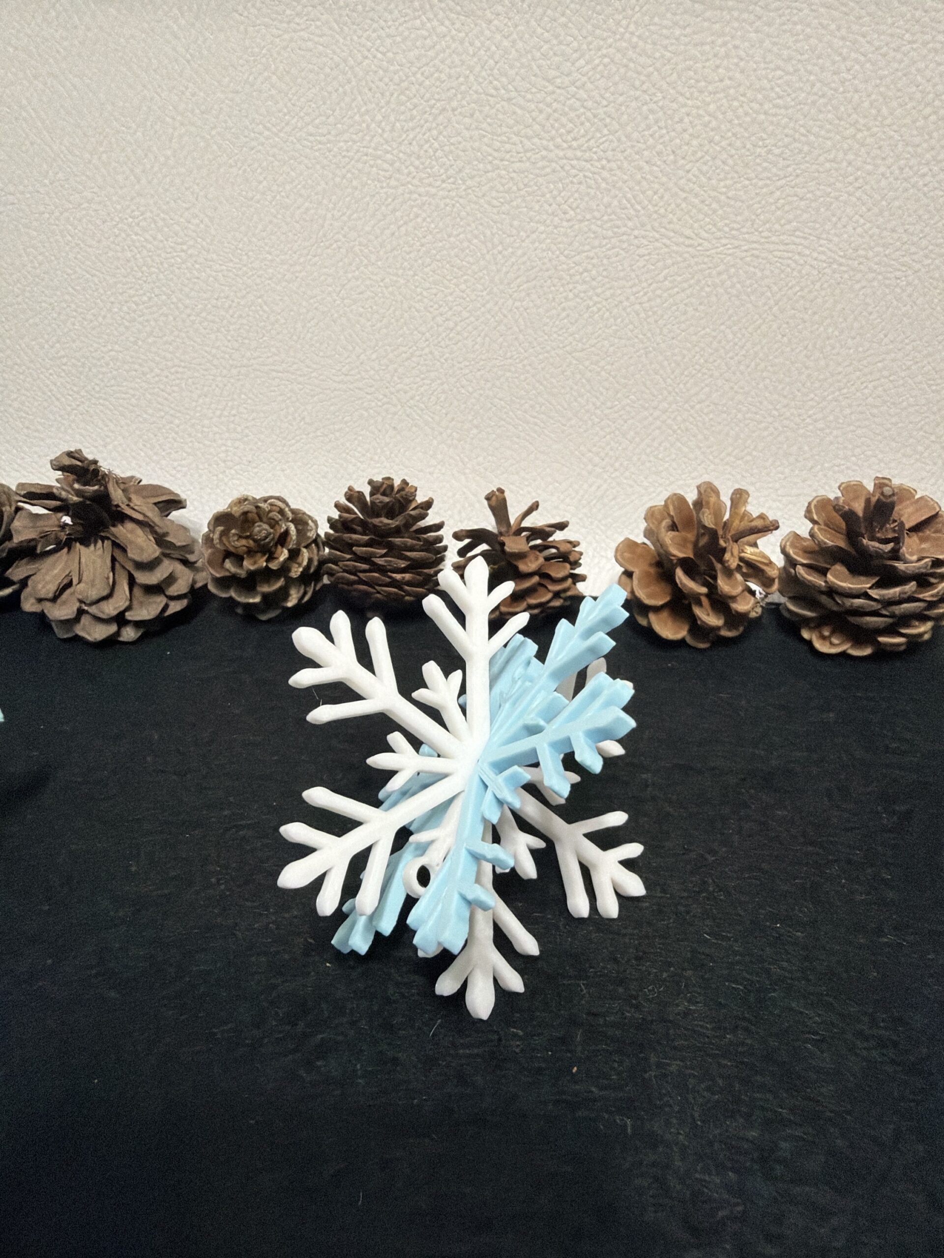 winterliche Schneeflocken in vers. Farben – Bild 2