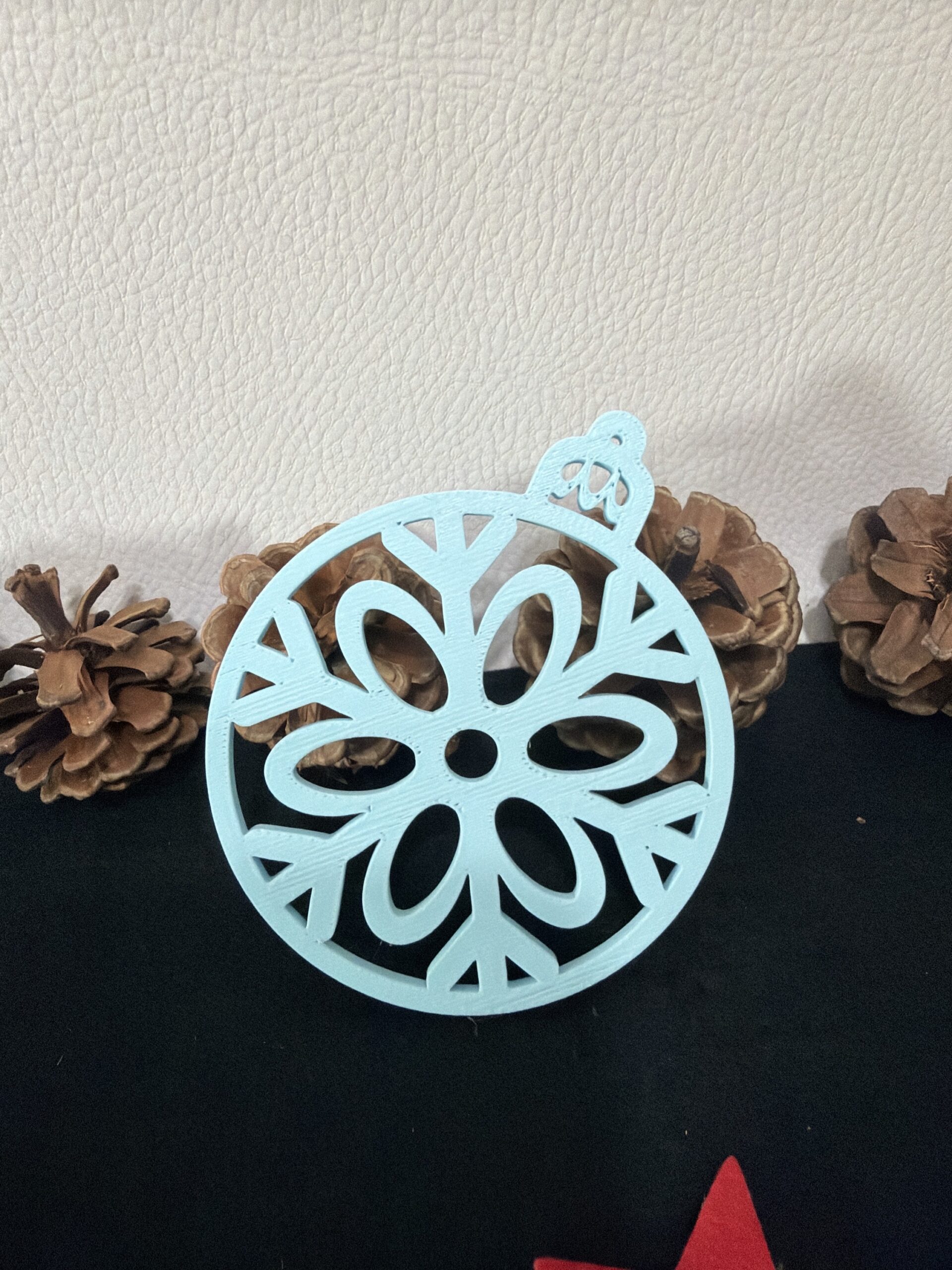 Weihnachtsanhänger „Blumenschneeflocke im Kreis“ – Bild 3