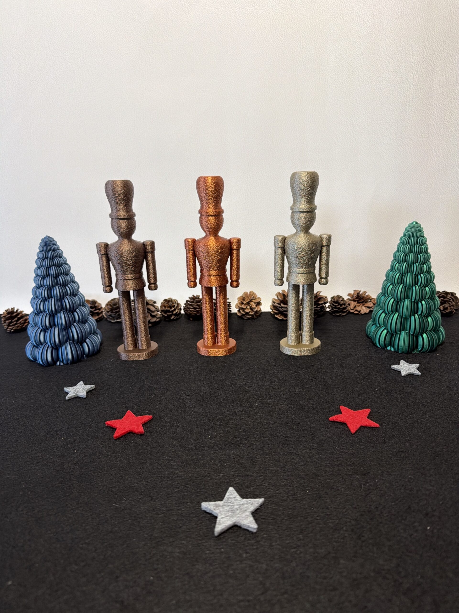 moderner Nussknacker fuzzy-Style in 5 edlen Farben – Bild 2