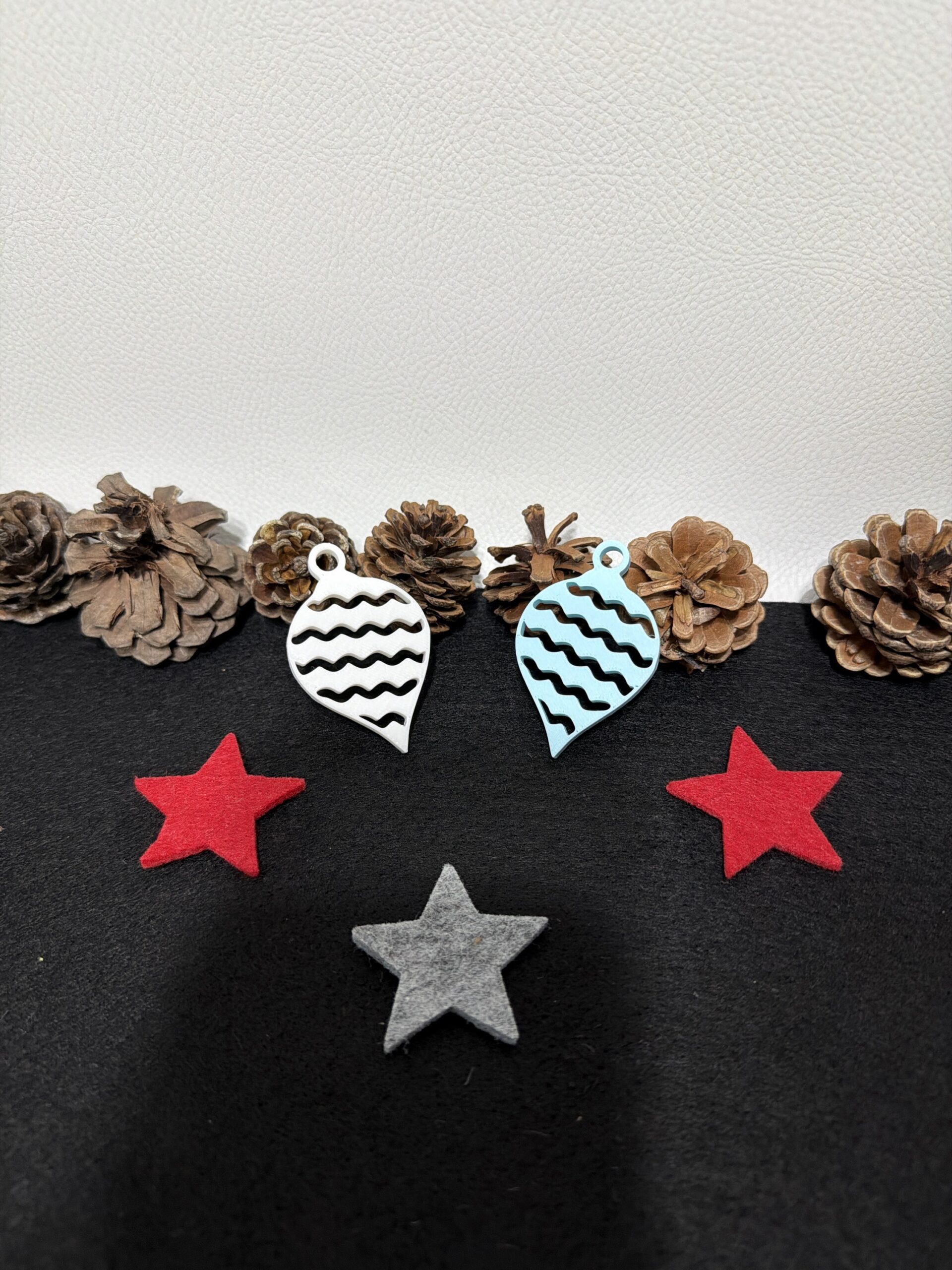 Weihnachtsanhänger Tropfen mit Wellenmuster